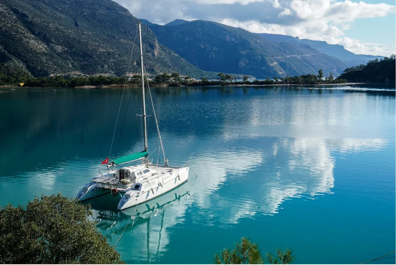 Sfondo navigazione catamarano