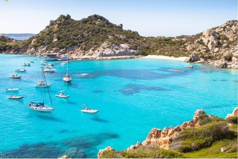 Catamarano alla fonda nell'Arcipelago della Maddalena